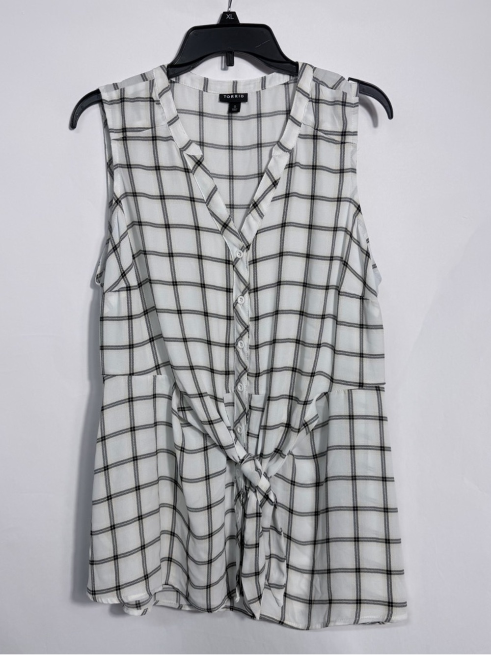 Torrid Size 0 White Black Windowpane Plaid Sleeveless Twist Front Button‎ Blouse